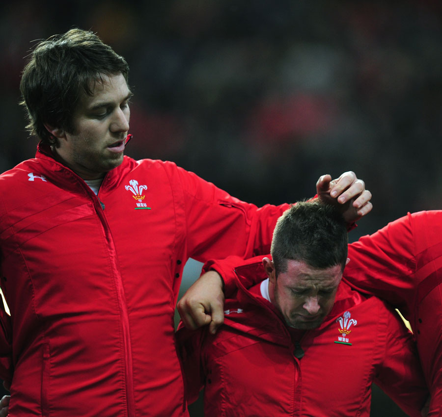 Ryan Jones puts his arm around Shane Williams ahead of the winger's final appearance for Wales