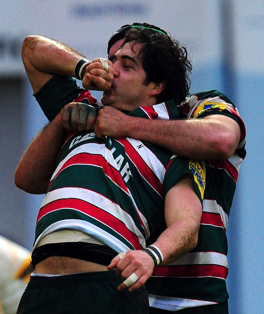 Horacio Agulla celebrates Leicester's fourth try against Worcester
