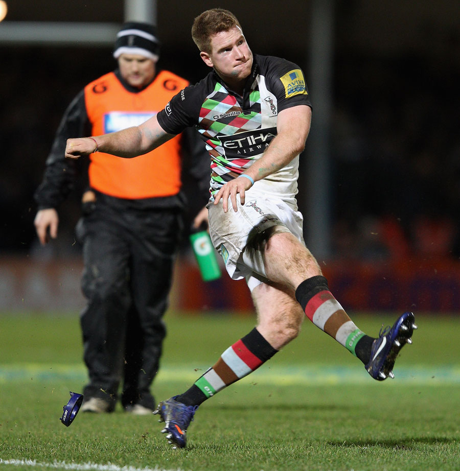 Harlequins fly-half Rory Clegg has a crack at goal