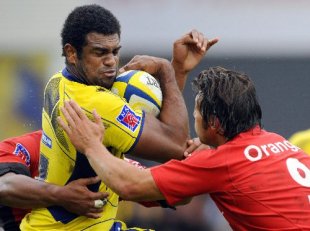  Clermont's winger Napolioni Nalaga (L) tries to escape from Toulouse's scrum-half Byron Kelleher (R) during their TOP14 rugby match Clermont-Ferrand versus Toulouse on September 13, 2008 at the stadium Marcel Michelin in Clermont-Ferrand, central France. Clermont won 16-6. Photo: THIERRY ZOCCOLAN/AFP/Getty Images