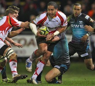 The Dragons' Andy Tuilagi looks for support