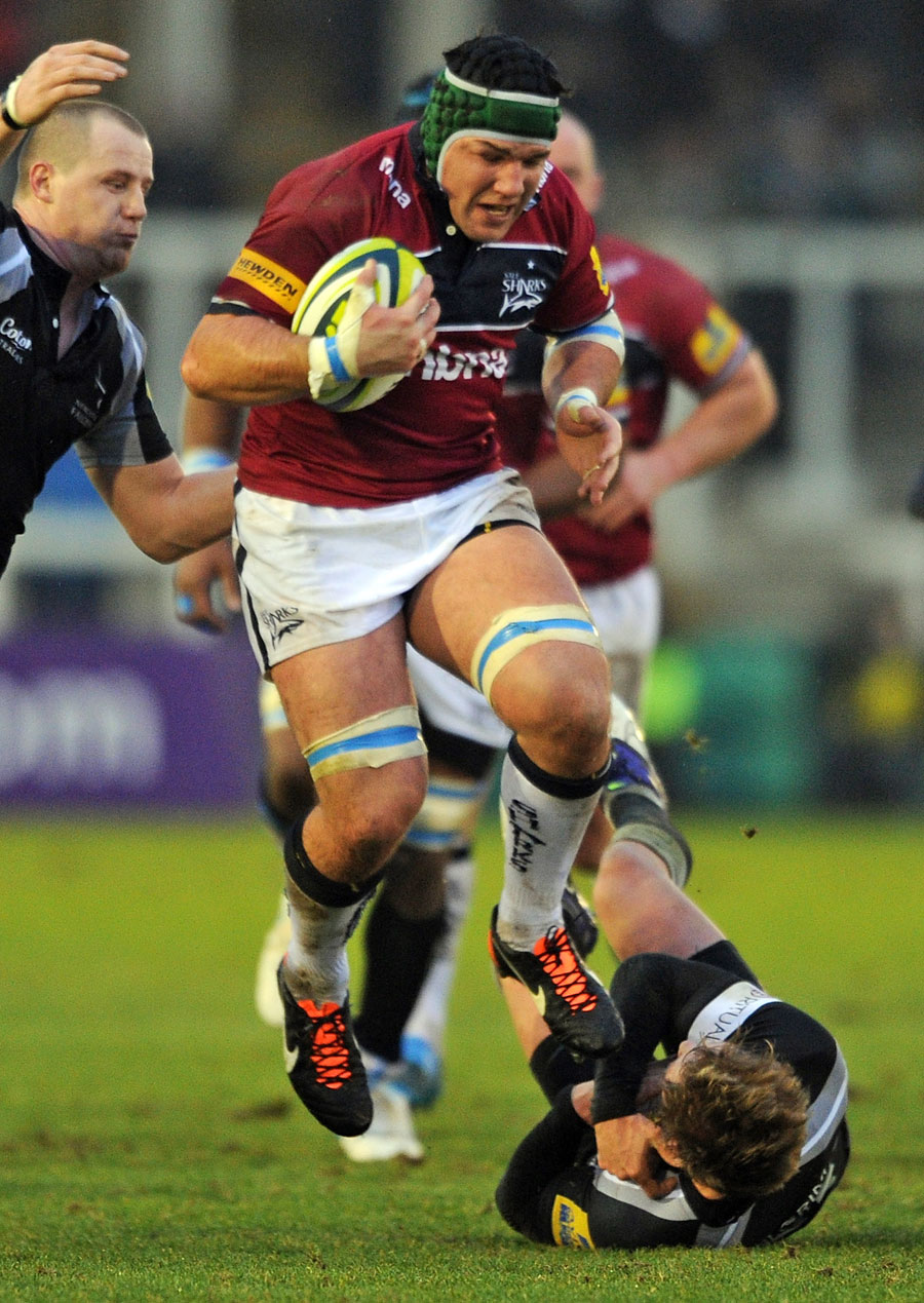 Sale flanker Hendre Fourie on the charge