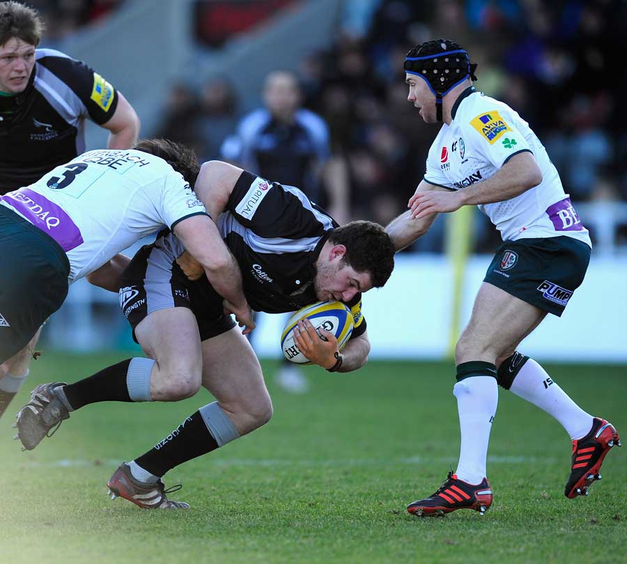 Newcastle hooker Rob Vickers powers through a tackle