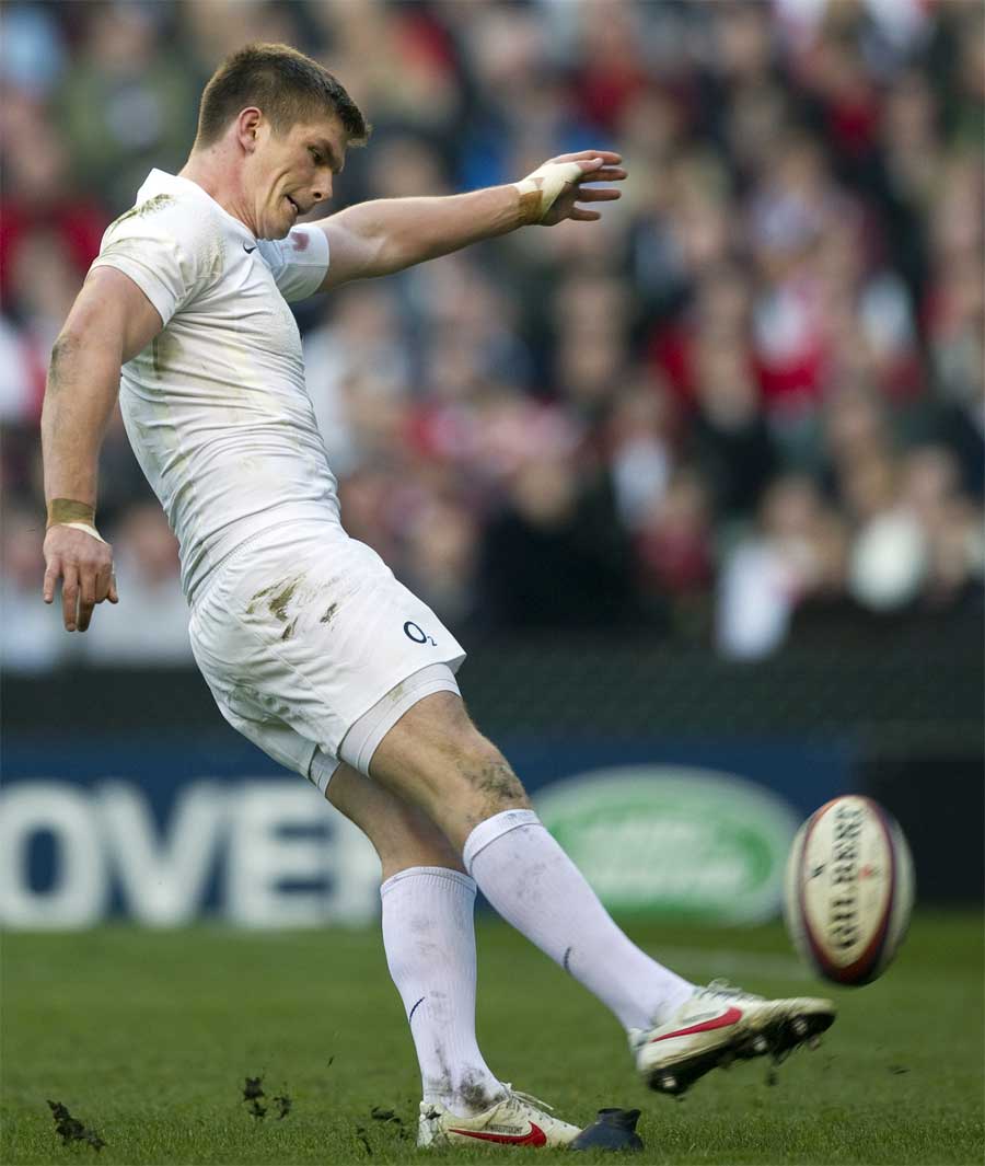 Owen Farrell goes for the posts