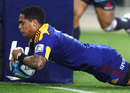 The Highlanders' Aaron Smith dives over the line
