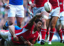 Wales' Toby Faletau throws the offload