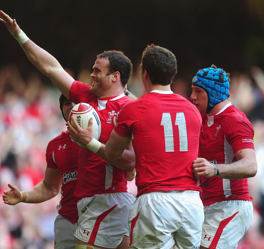 Wales' Jamie Roberts celebrates his try