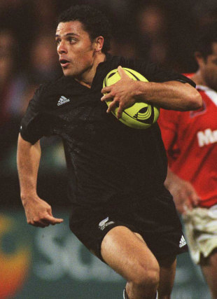 Doug Howlett runs in a try, New Zealand v Tonga, North Harbour Stadium, Albany, New Zealand, June 16, 2000