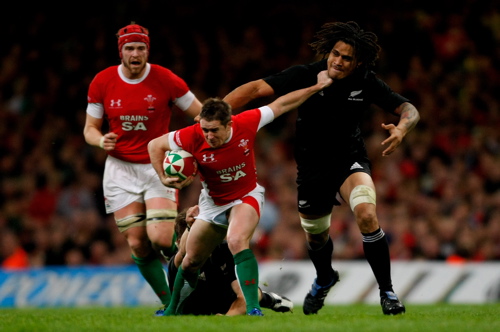 Wales winger Shane Williams is tackled by Richie McCaw and Rodney So'oialo of the All Blacks 