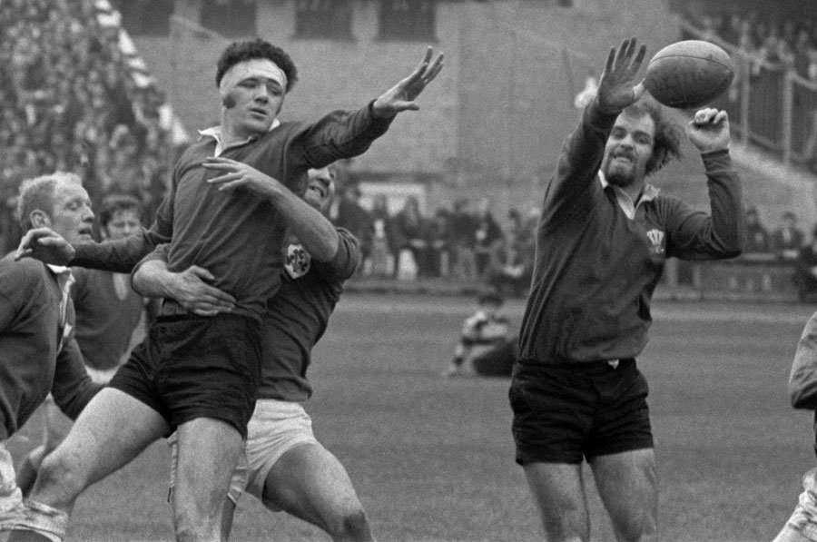 Wales' Mervyn Davies and John Taylor combine to win a lineout