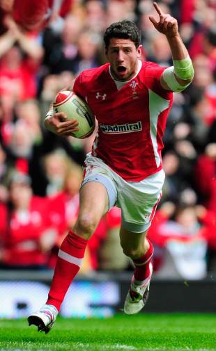 Wales' Alex Cuthbert canters over for his try