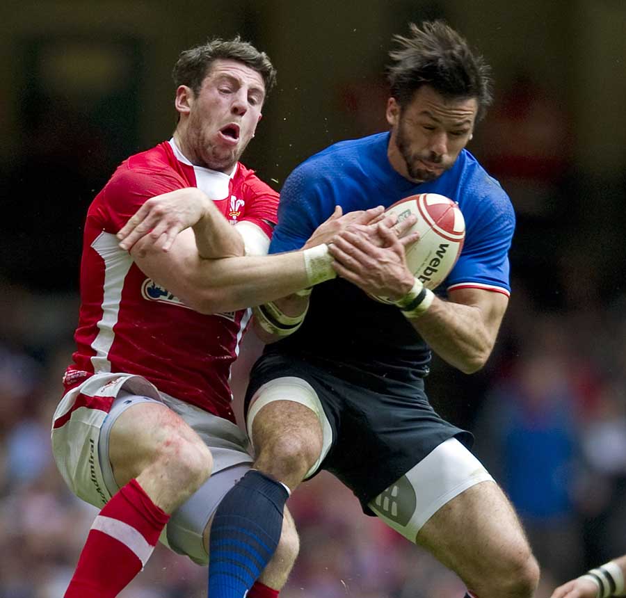 Alex Cuthbert vies with Clement Poitrenaud in the air
