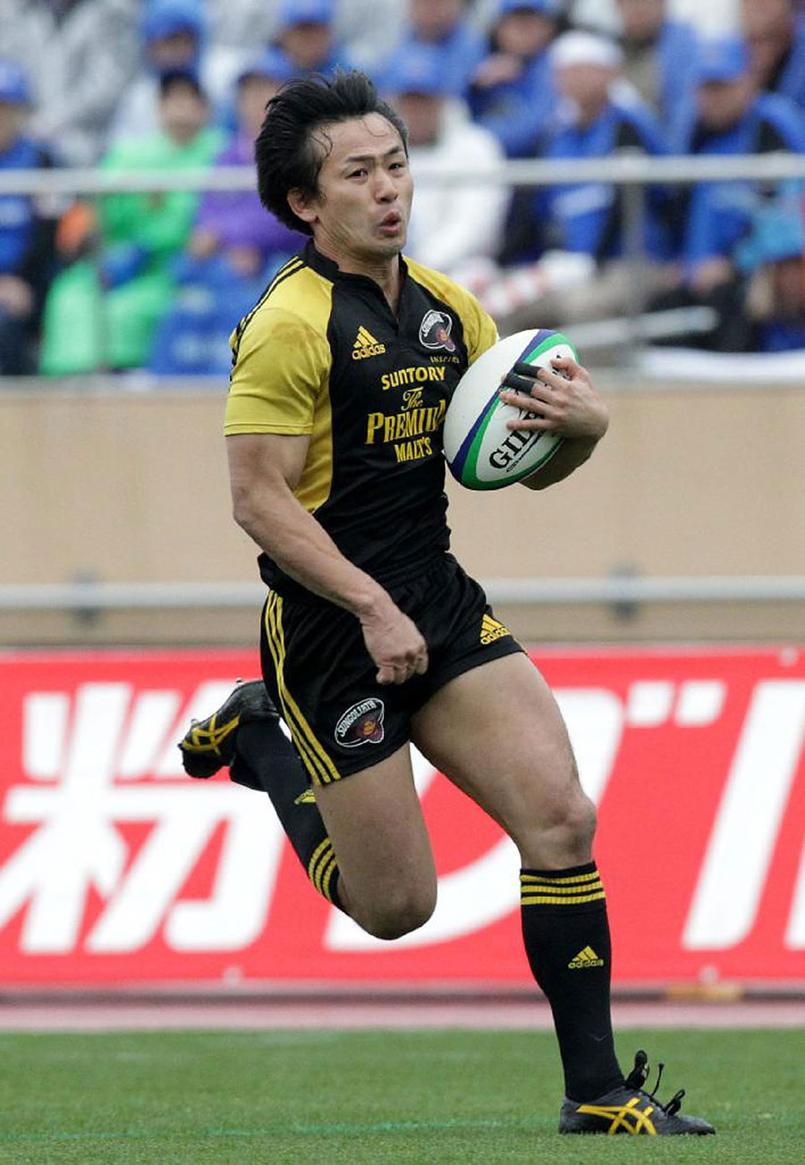 Suntory's Hirotoki Onozawa races away to score