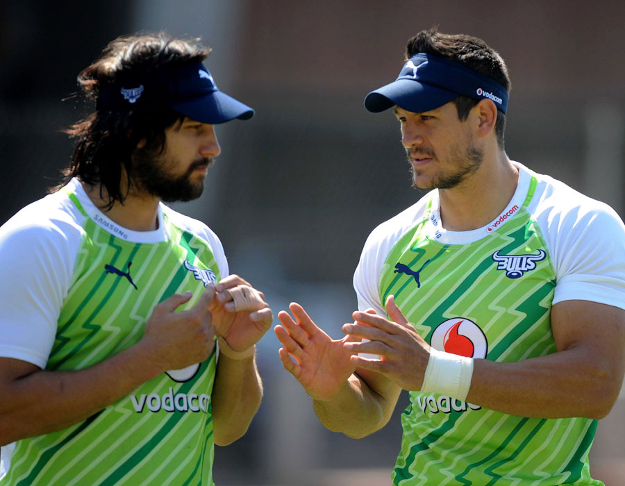 Jacques Potgieter speaks to Pierre Spies in during a Bulls training session