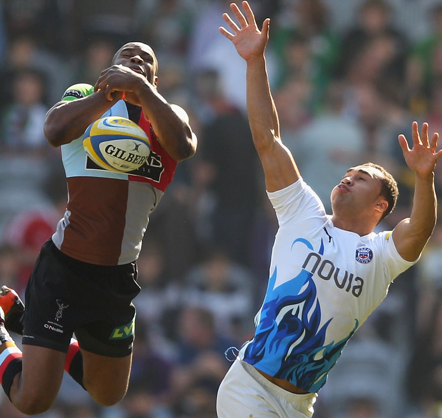 Harlequins' Ugo Monye and Bath's Ollie Woodburn are confounded by a high ball