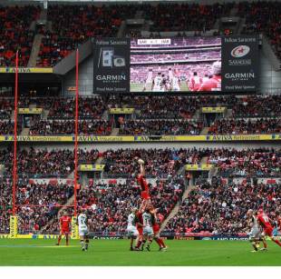 Saracens run a lineout in front of a packed crowd