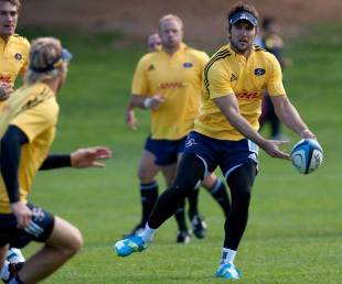 Stormers fly-half Peter Grant prepares to pass