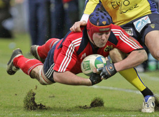Munster's Anthony Foley dives over to score a try, Clermont Auvergne v Munster, Heineken Cup, Stade Marcel Michelin, Montferrand, France, January 13, 2008