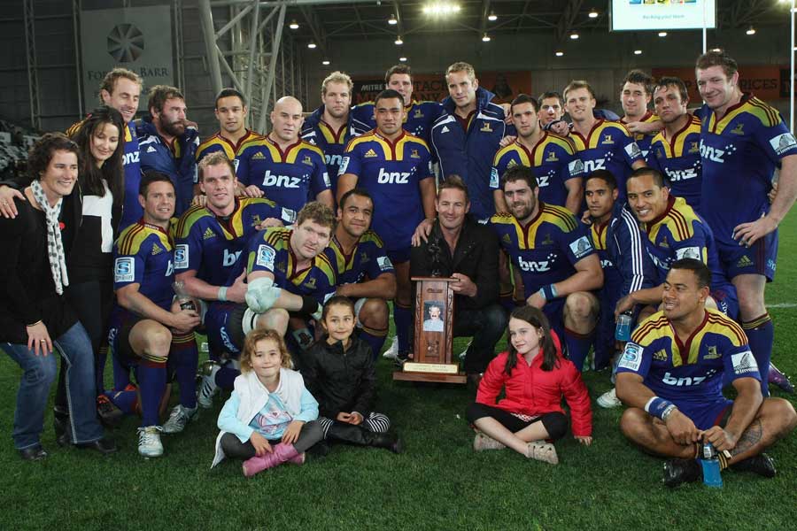 The Highlanders celebrate with the Gordon Hunter Memorial Trophy 
