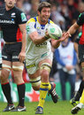 Clermont Auvergne's Nathan Hines shifts the ball