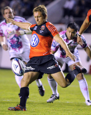Johnny Wilkinson lands the first of his two drop goals, Toulon v Stade Francais, Amlin Challenge Cup, Toulon, France, April 27, 2012