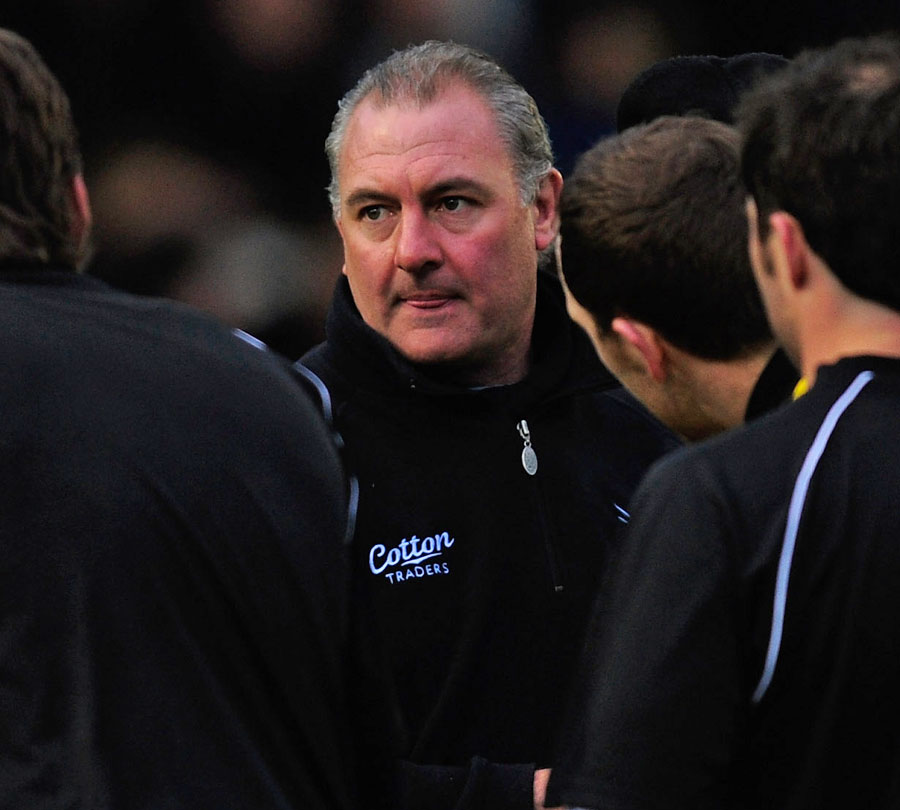 Newcastle boss Gary Gold rallies his players