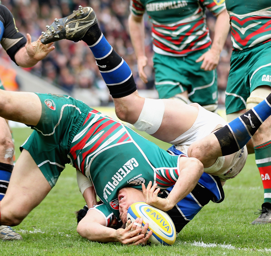 Leicester's Anthony Allen touches down against Bath