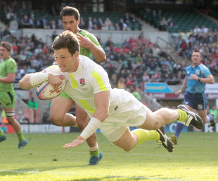 Jeff Williams of England scores a try in the HSBC Sevens World Series final 