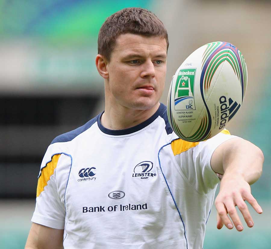 Leinster's Brian O'Driscoll keeps his eye on the ball