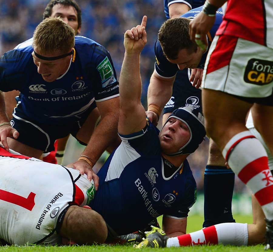 Leinster's Sean O'Brien appeals for the try