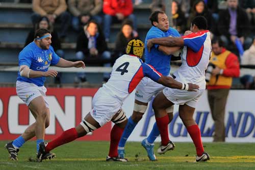 Italy's Sergio Parisse is shackled by the Pacific Islanders' defence