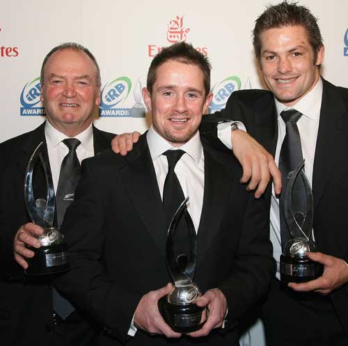 Graham Henry, Shane Williams and Richie McCaw pose with their trophies at the 2008 IRB Awards