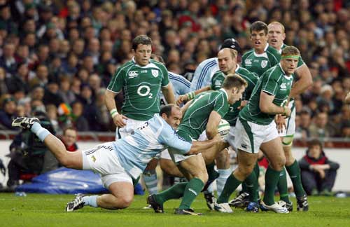 Ireland scrum-half Tomas O'Leary is tackled by Mario Ledesma