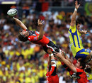 Toulon's Juan Martin Fernandez Lobbe stretches for the ball