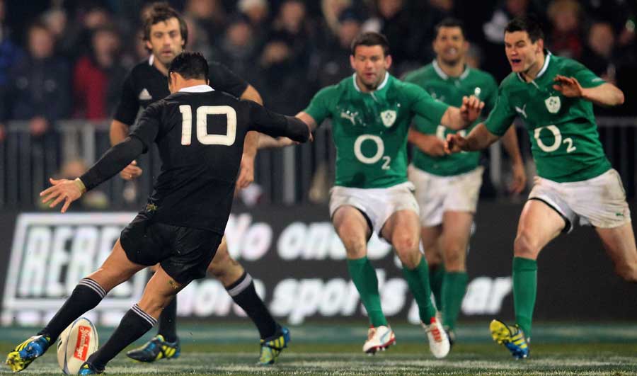 Ireland try and close down Dan Carter