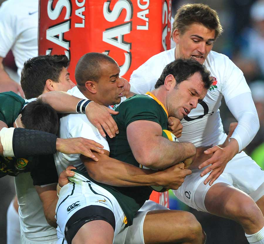 South Africa's Bismarck du Plessis charges towards the try line