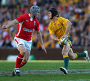 Berrick Barnes spreads the play out wide