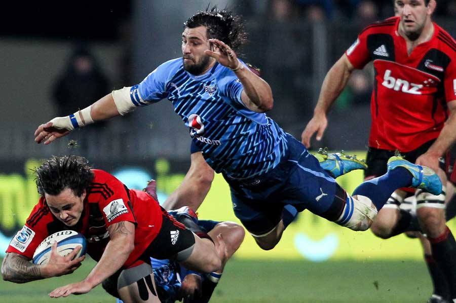 The Bulls' Jacques Potgieter tries to halt Zac Guildford