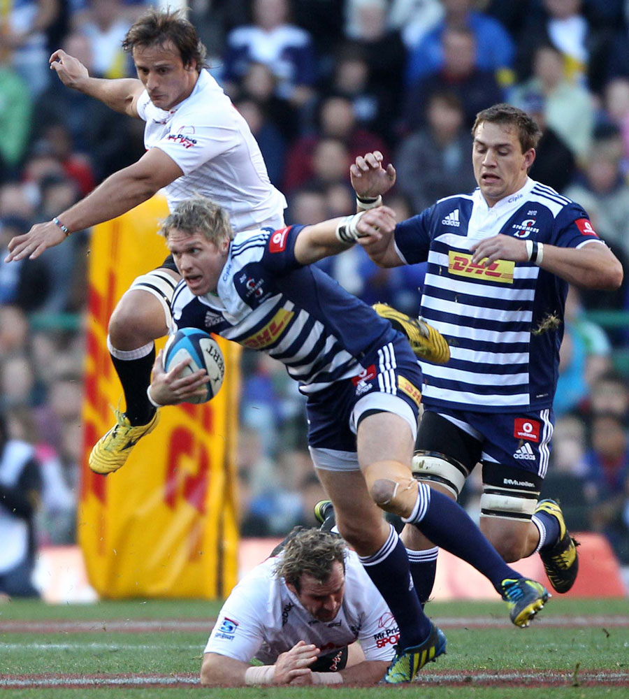 The Stormers' Jean de Villiers causes chaos in the Sharks defence