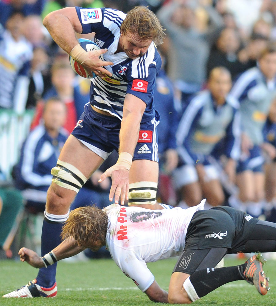 The Stormers' Andries Bekker fends off Charl McLeod