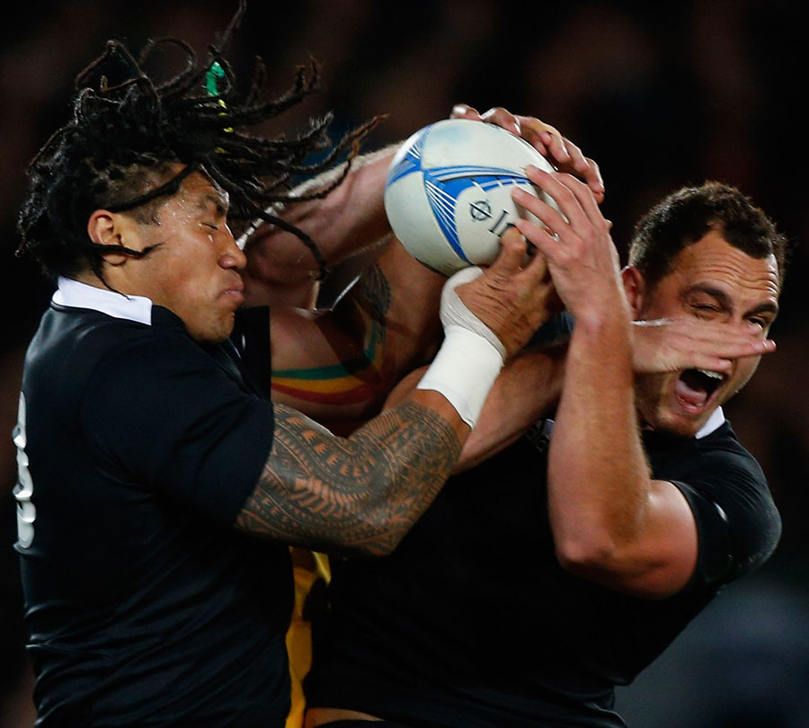 New Zealand's Ma'a Nonu and Israel Dagg challenge for the ball