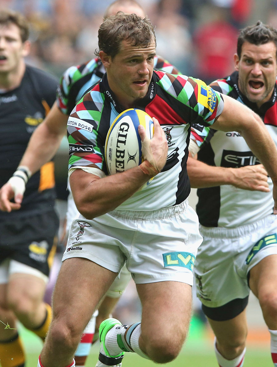 Harlequins fly-half Nick Evans exploits some space