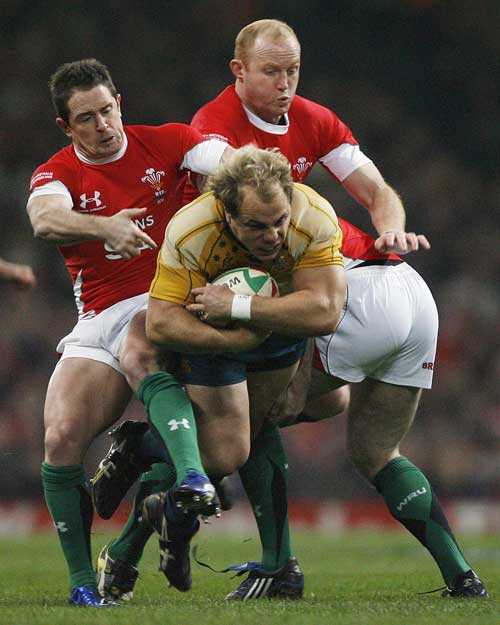 Australian flanker Phil Waugh vies with Welsh winger Shane Williams (L) and flanker Martyn Williams