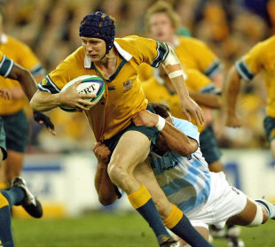 Australia's Stephen Larkham stretches the Argentina defence, Australia v Argentina, Rugby World Cup, Stadium Australia, Sydney, Australia, October 10, 2003