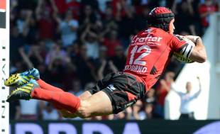 Toulon's Matt Giteau dives over the tryline
