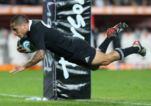 New Zealand's Aaron Smith dives in to score, Argentina v New Zealand, The Rugby Championship, Estadio De La Plata, Buenos Aires, Argentina, September 29, 2012