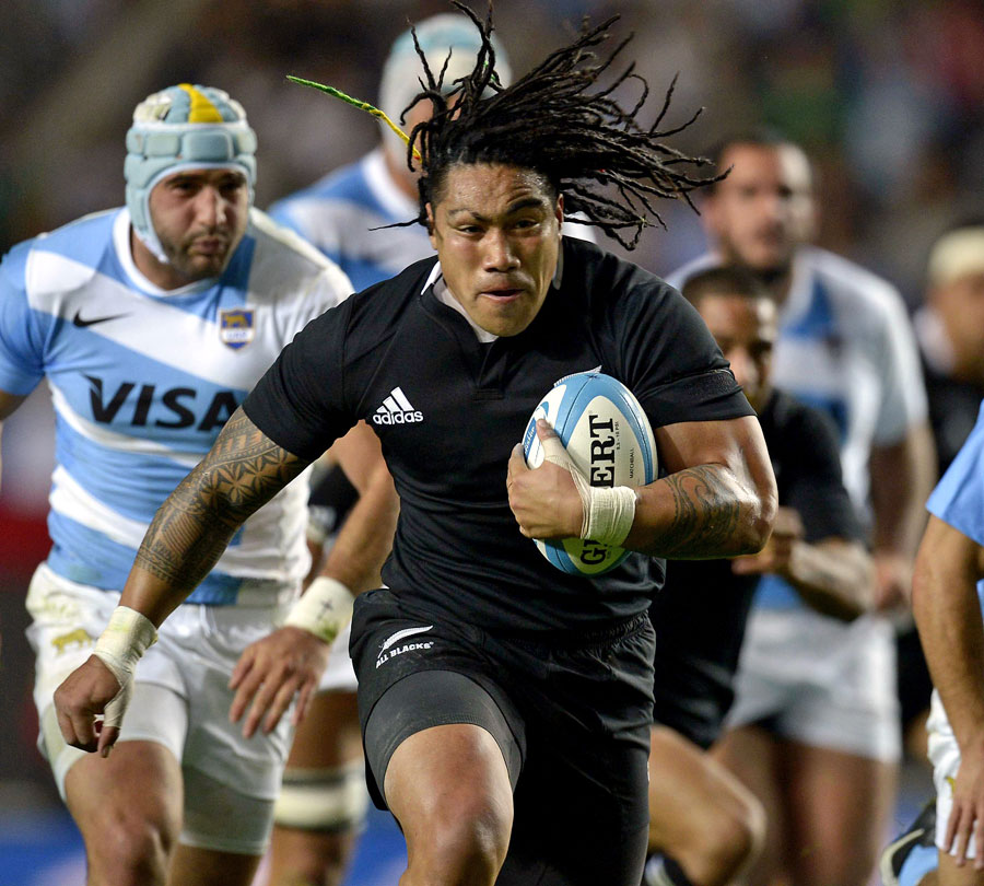 New Zealand's Ma'a Nonu powers away from the Argentina defence