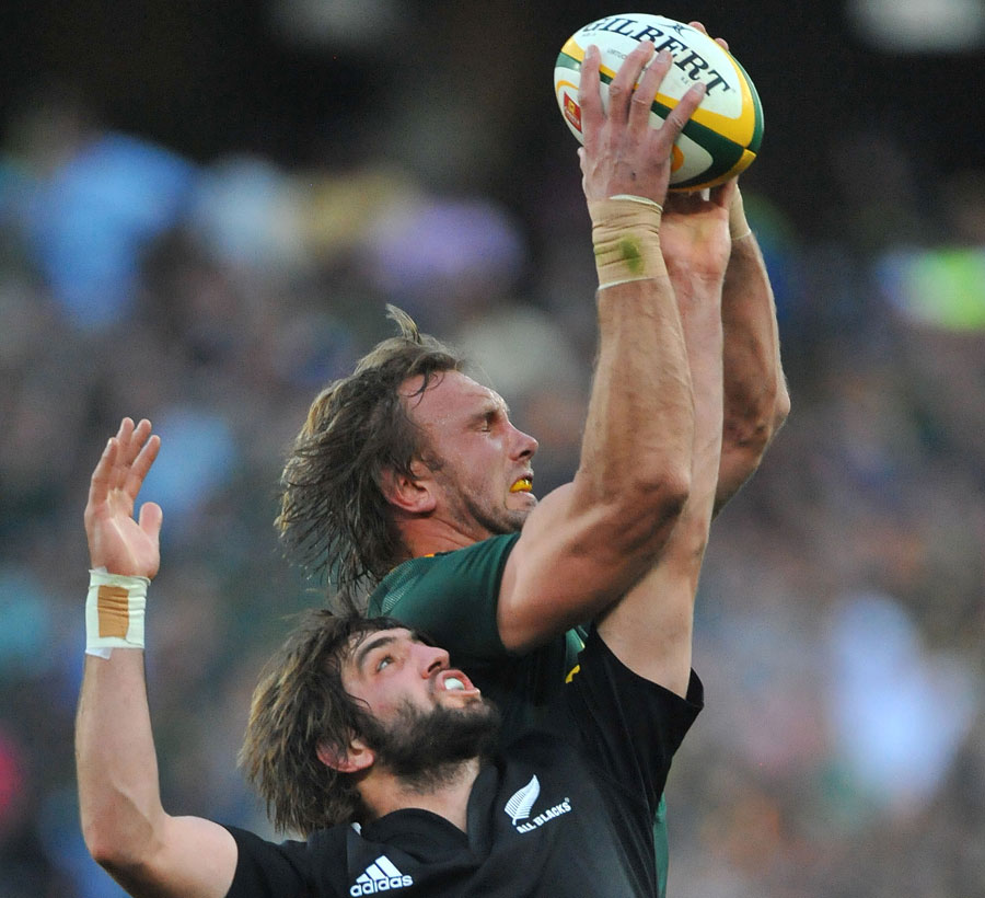 Andries Bekker beats Sam Whitelock to win a line-out
