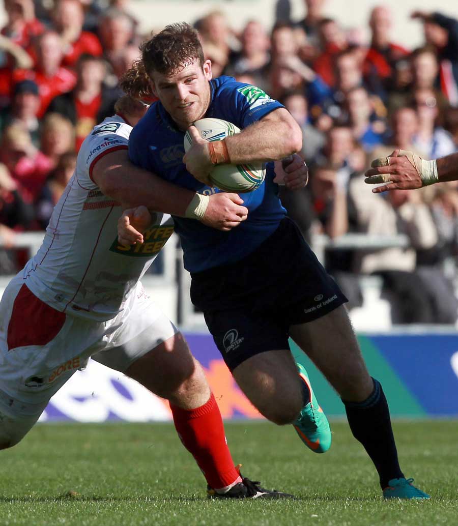 Leinster's Gordon D'Arcy charges forward against the Scarlets