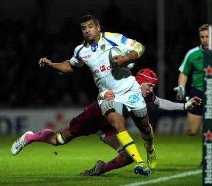 Clermont Auvergne centre Wesley Fofana skips clear to score